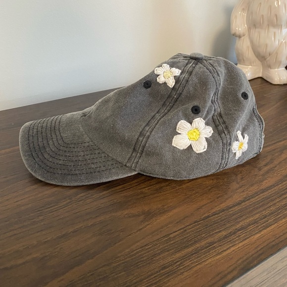 Daisy Embroidered Cap - Picture 2 of 2